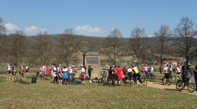 402-12-04xZastavkaxuxpamatnikuxPremyslaxOrace.JPG